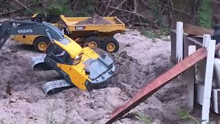 loading the new Kabolite haul truck with the Volvo ec160.