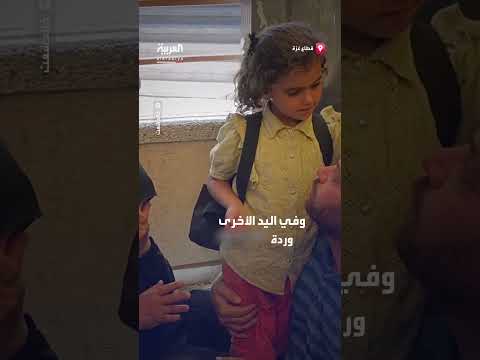 طفلة من غزة تحاول إيقاظ والدها المتوفى