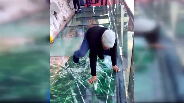 Tourist terrified by new glass walkway that cracks under weight - DayDayNews