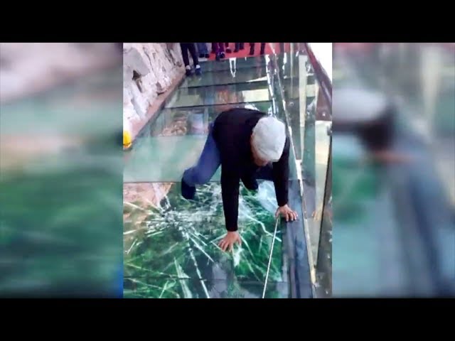 El puente de cristal a más de 1.100 metros de altura que se rompe al pasar