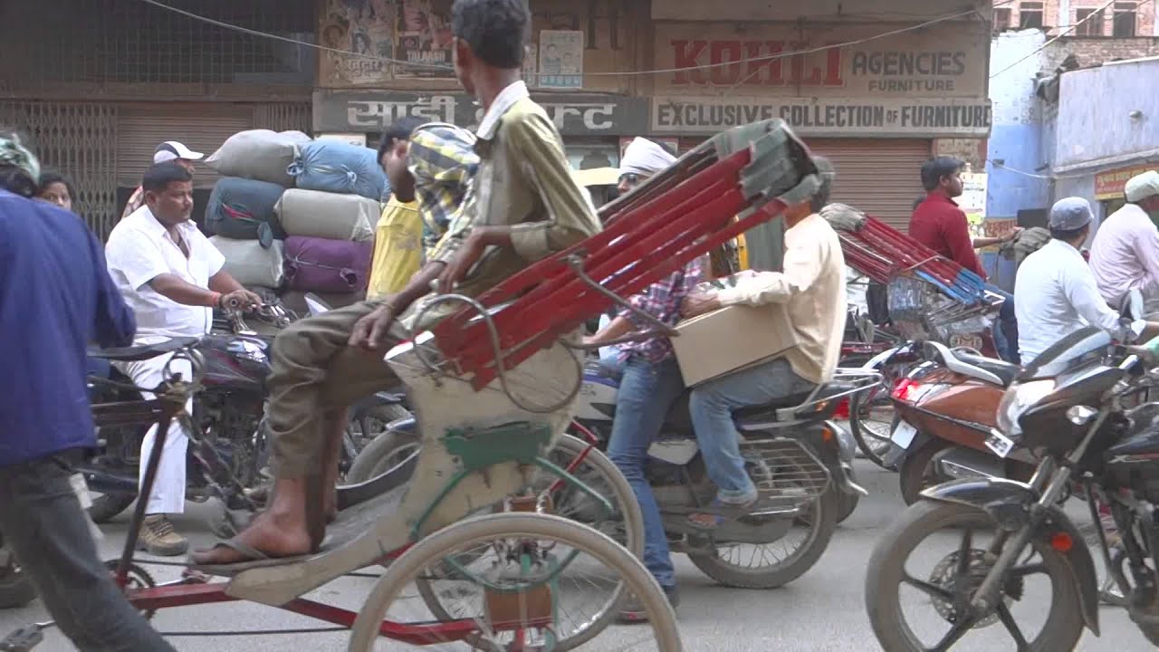 インドの路上を絶え間なく交通車両が行き交う