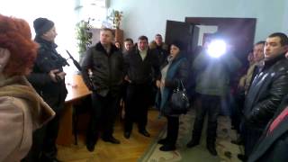 Желиховский выкидывает фото погибших на Майдане в урну
