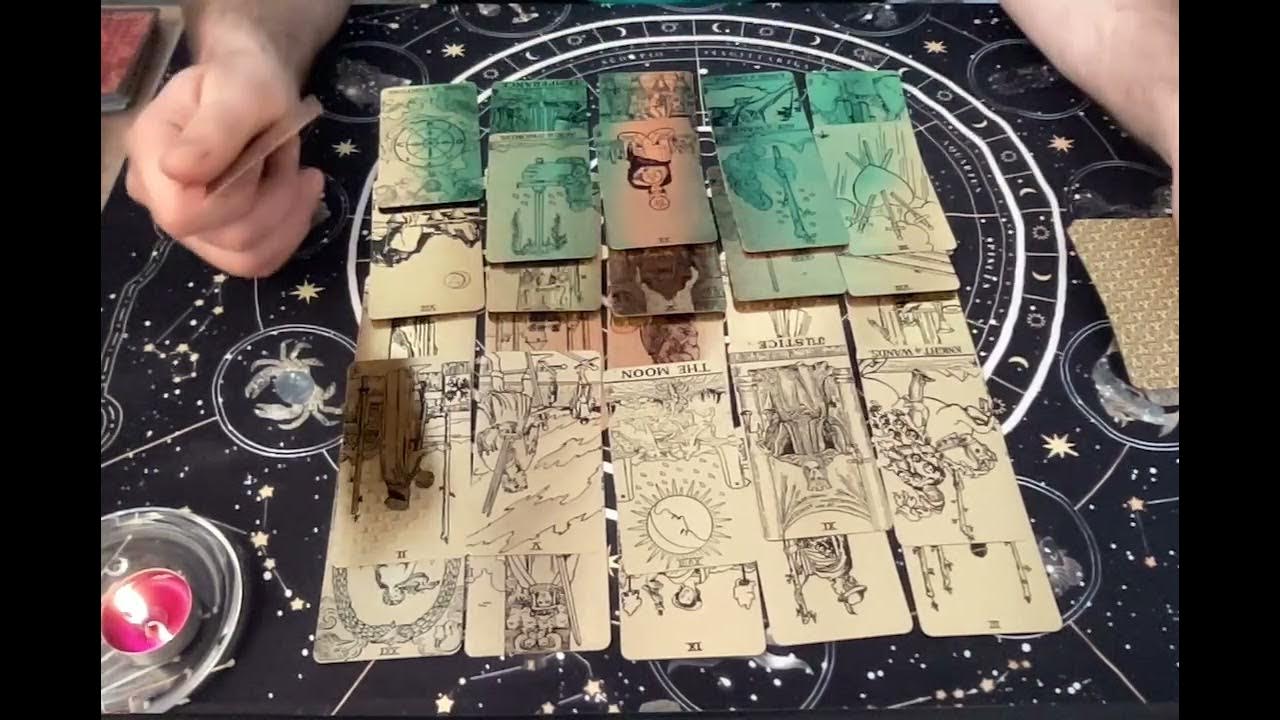 парень гадает на картах таро. таро магия современной жизни. таро ирена расклады. ютуб видео таро гадания. темное таро.