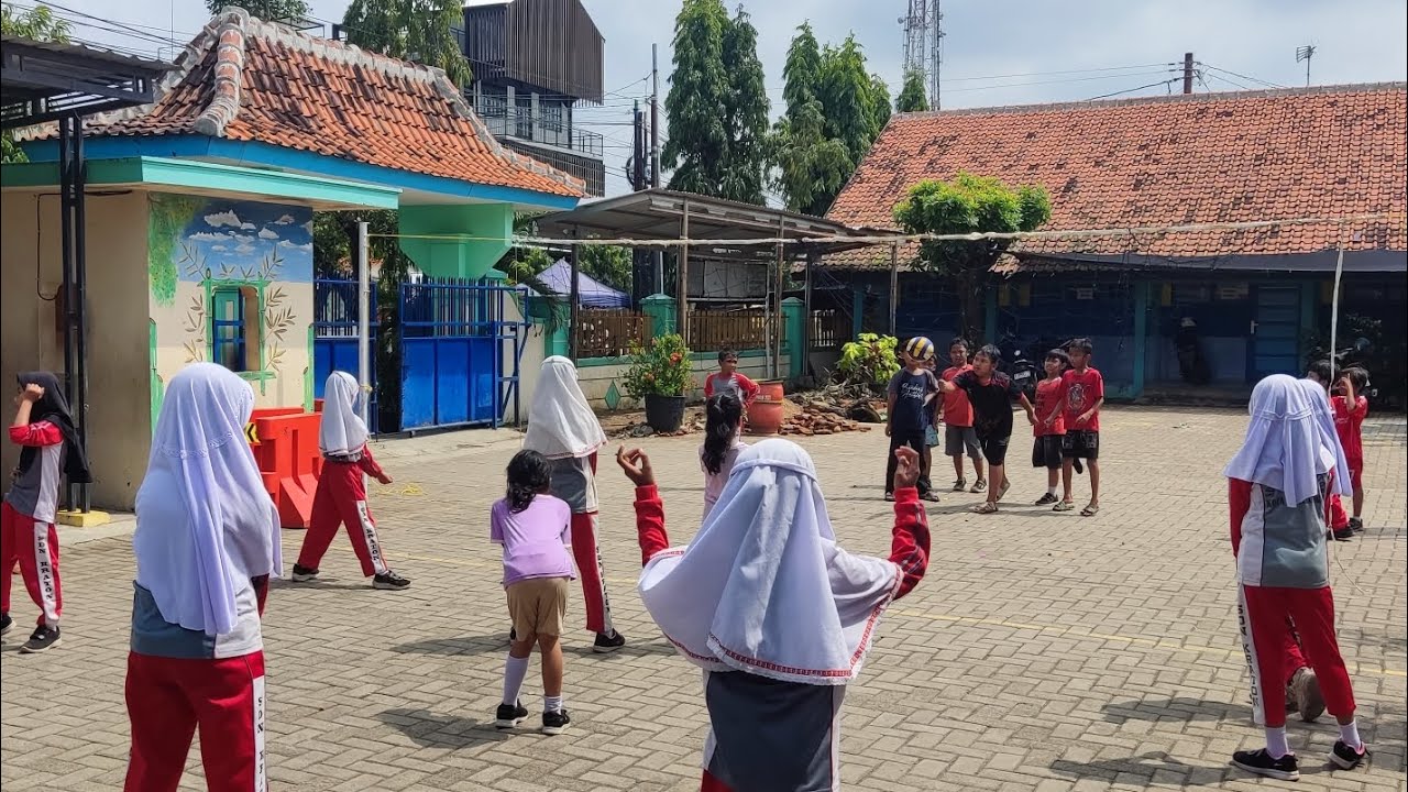 Ekstrakurikuler voli dan doa pagi dan pjok