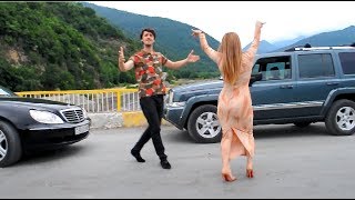 Девушка В Красивом Наряде C Крутой Тачкой Танцует В Азербайджане 2019 ALISHKA RAINA (Balaken)