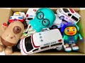 踊るオモシロおもちゃと救急車のミニカーを点検です。オリジナルスロープに置いて坂道走行テストです
