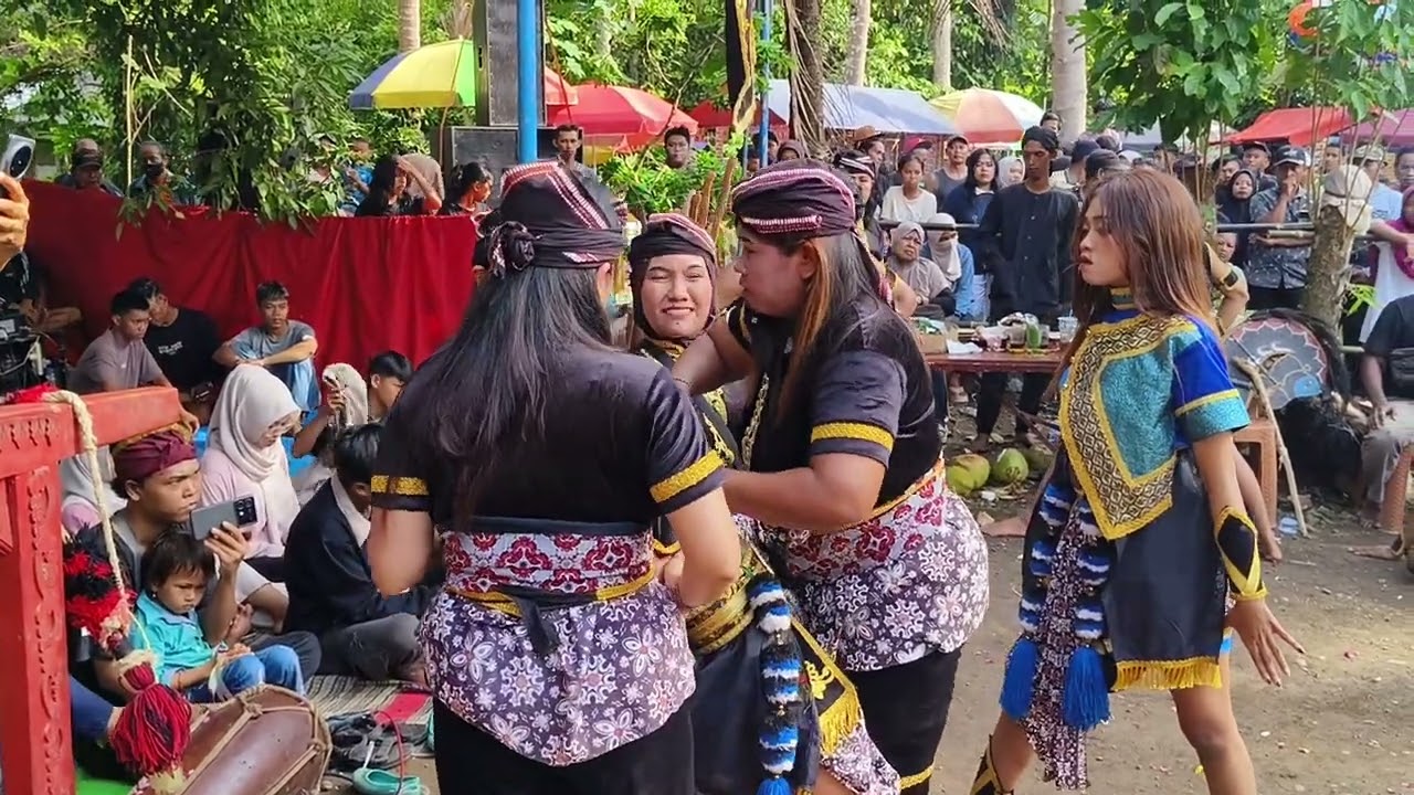 Gawat tingkat tinggi!!! Ibu ibu kerasukan kuda lumping