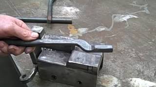 how to make a tong on power hammer.flv