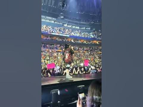 #billieeilish told her fans not to throw bras on stage but her fans did ...
