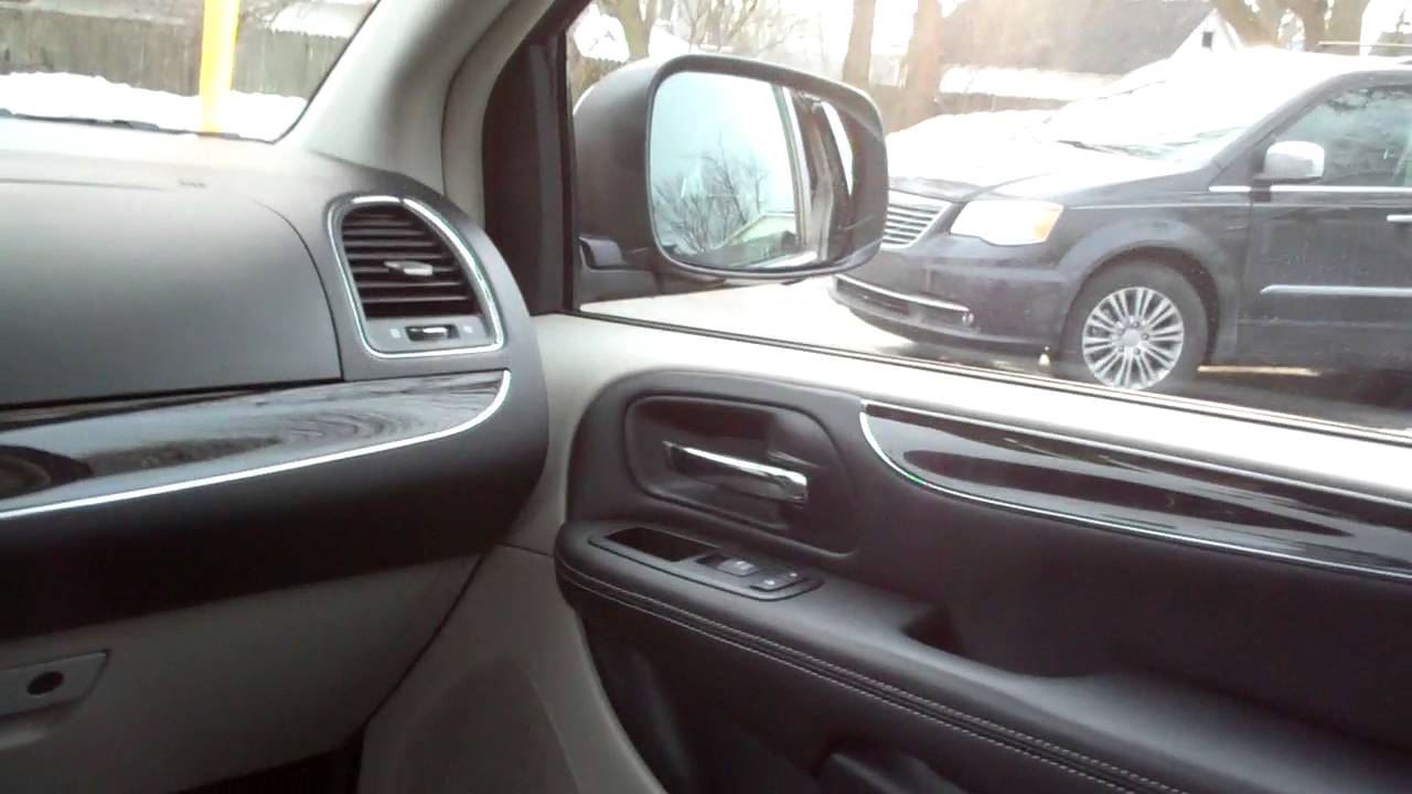 2013 Chrysler Town Country Touring L Dekalb IL near