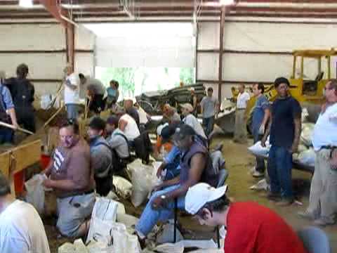 University of Missouri-Columbia students from China, Lybia and Uzbekistan were in Marion County earlier this week to assist with local sandbagging efforts. - www.hannibal.net