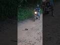 A pessoa sai pra pedalar pra ter contato com a natureza… olha o contato que vem. Segue o jogo.