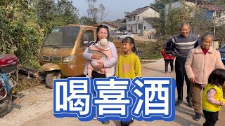 英子回家接公公婆婆去喝喜酒结果走错路了，去迟了看还有吃的吗？