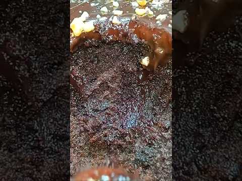 كيك فدجي بالشكلاطة كله شكلاطة مسقي شكلاطة و مغلف بالشكلاطة الفيديو كامل على قناتي