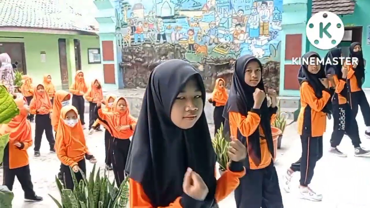 Senam Ria Anak Indonesia MI Maulana Maghribi Kelas I, II dan VI - YouTube