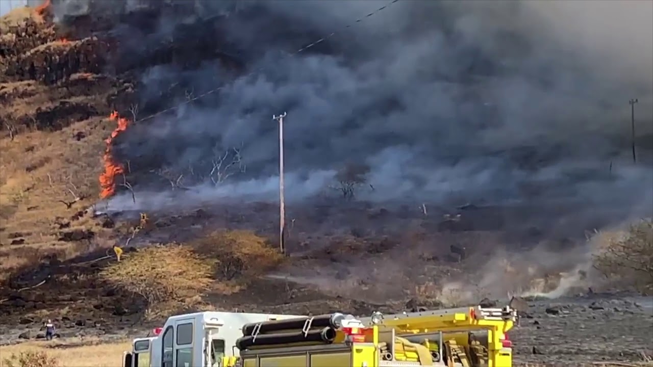 [RAW] Firefighters battle large brush fire in Maili - YouTube