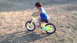 Bambino 2 anni in bici