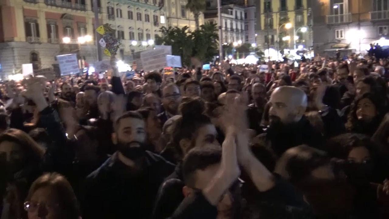Sardine, a Napoli in 10 mila cantano 