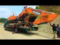 30 Ton Excavator Doosan DX300LCA Tranported With 10 Wheeler Fuso Self Loader Trucks