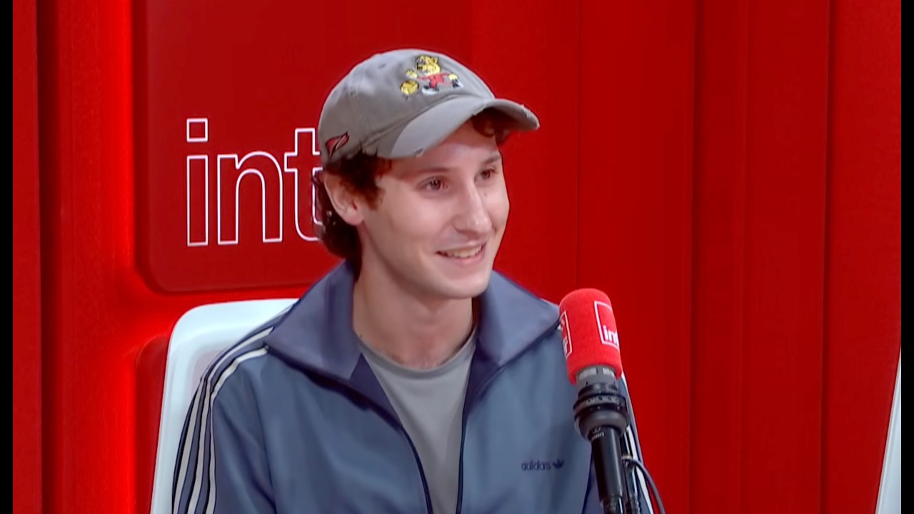 Nemo Schiffman, acteur, sur scène dans "La folle histoire ou le mariage de Figaro" - Nouvelles têtes