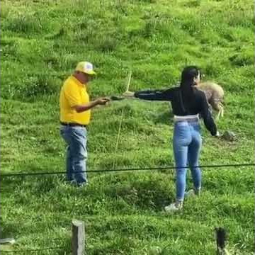 Tiazinha soltando foguete no sítio, deu ruim kkk..