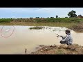 amazing! a fisherman skill sit fishing for a while, get fish for dinner