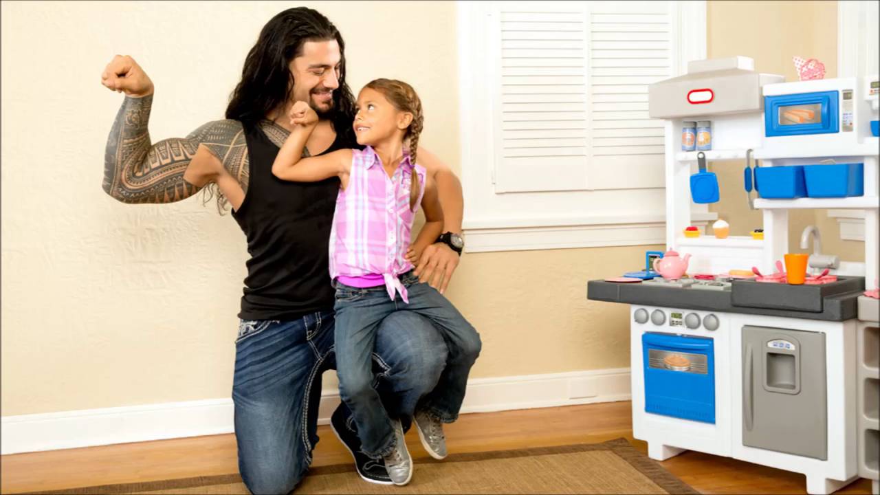 Wwe Roman Reigns And His Daughter Joelle Youtube 