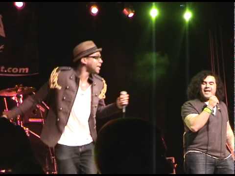 Jerome Bell sings new single "Collide" live in Chi...