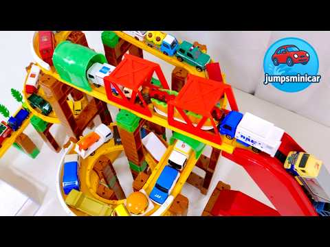 Building a Tomica Course: Chatting While Assembling a Red Motorized Slope and Tunnel for Toy Cars♪