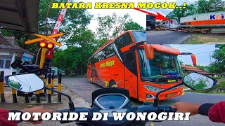 MOTORIDE Keperlintasan UNIK Di Jateng Kejar KA Batara Kresna Yg Mogok Ditarik Lokomotif