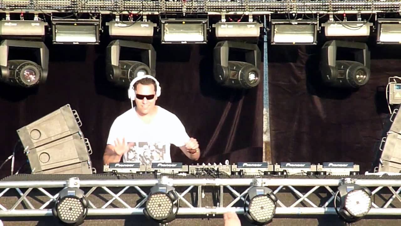 Tiesto @ Cacao Beach 2011 ( Allure Feat. Jes - Show Me The Way )