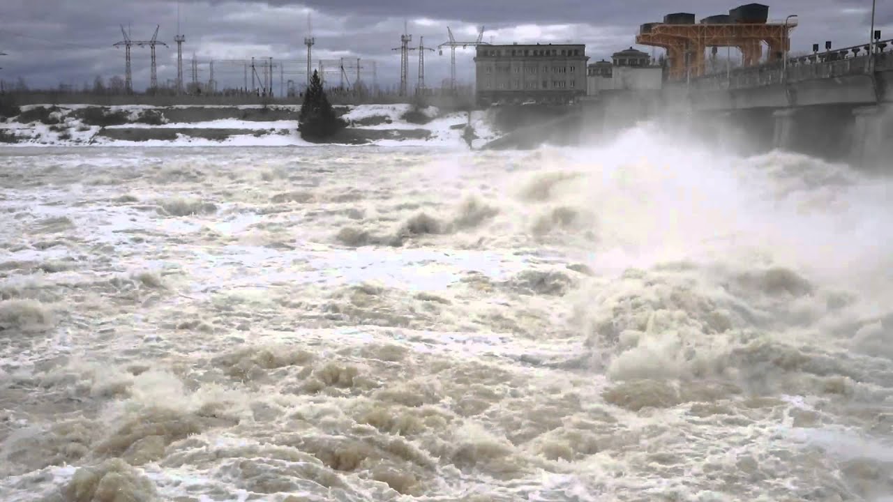 Сброс воды в волге