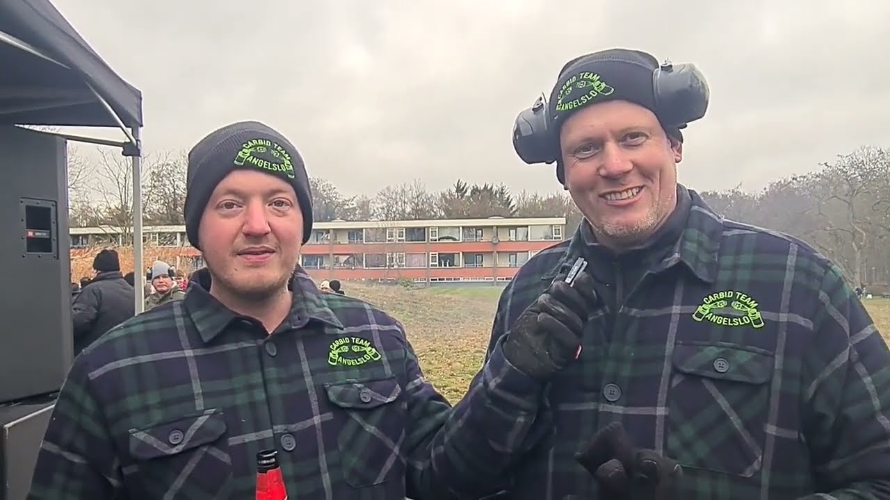 Carbid Team Angelslo schiet carbid en doneert oliebollen aan Weggeefkast Emmermeer