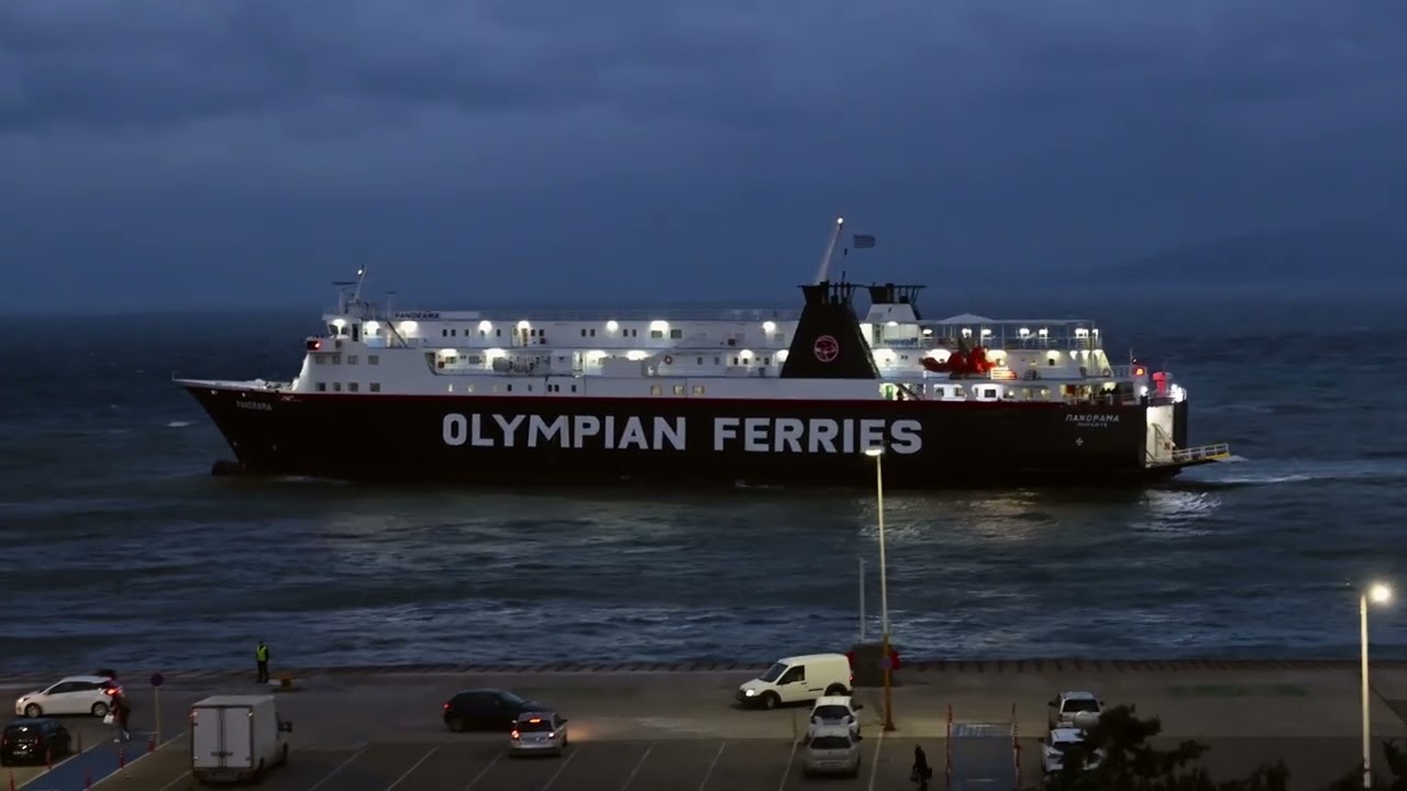 Αφιξη του F/B Πανοραμα στο λιμανι της Ραφηνας με δυνατους ανεμους