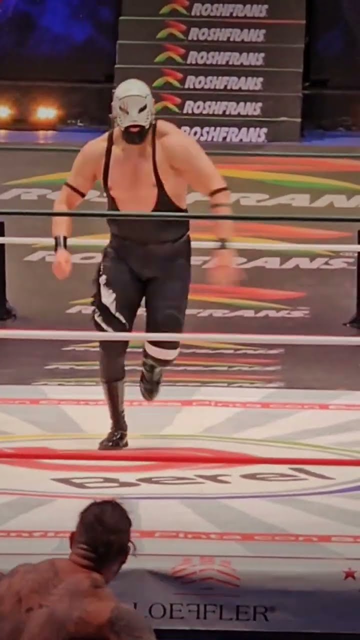 Vuelo de Dark Panther en la Arena México