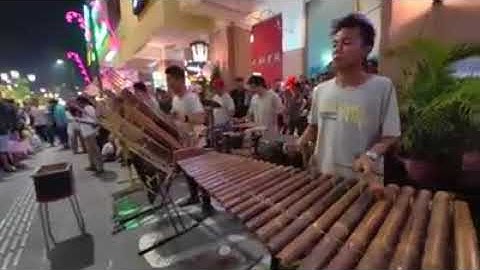DITINGGAL RABI - Calung Funk (Angklung Malioboro) Nonton Angklung Pakai Kamera Profesional