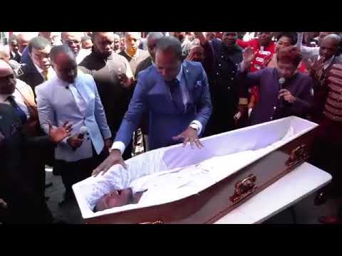 Videó: Baba élve Eltemetve A Temetőben