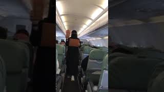 قائد إحدى رحلات الخطوط السعودية يفاجئ راكبة.. ووالدها يكشف لـ«عاجل» التفاصيل