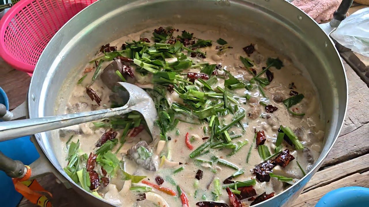 เคล็ด(ไม่)ลับ ต้มยำข่าไก่ทำกินทำขายกับครัวแม่ยงค์บ้านหมี่