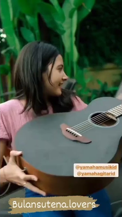 Bulan Sutena main Gitar nihh 😍