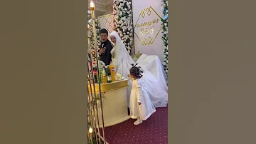 شوف العريس شلون ضايج لان بنت العروس تاكل بالكيك مالتة 