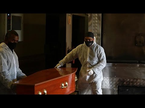 شاهد تزايد الضغط على خدمات دفن الموتى في جنوب إفريقيا بسبب ارتفاع الوفيات كورونا 