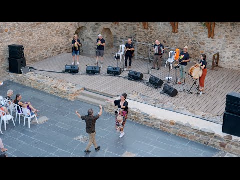Airiños da Freba clausura en el Castillo Viejo el festival Caminos de Música