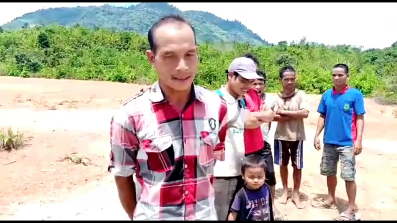 Warga Dusun Medeng menagih janji Bupati Bengkayang.