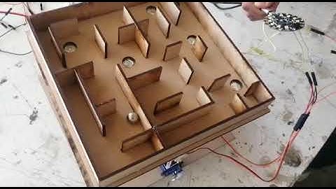 Laberinto controlado por 2 servomotores y un acelerómetro