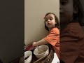 Para yo tener 2 minutos de paz… ella #bebe #toddlers
