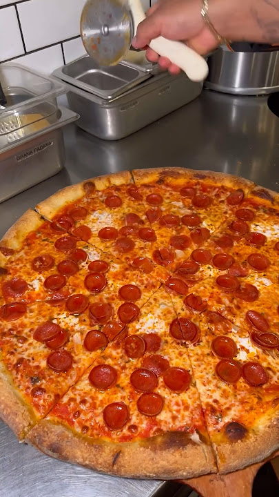 Rate this PEPPERONI PIZZA 1-10 #pizza #pepperoni #lasvegas