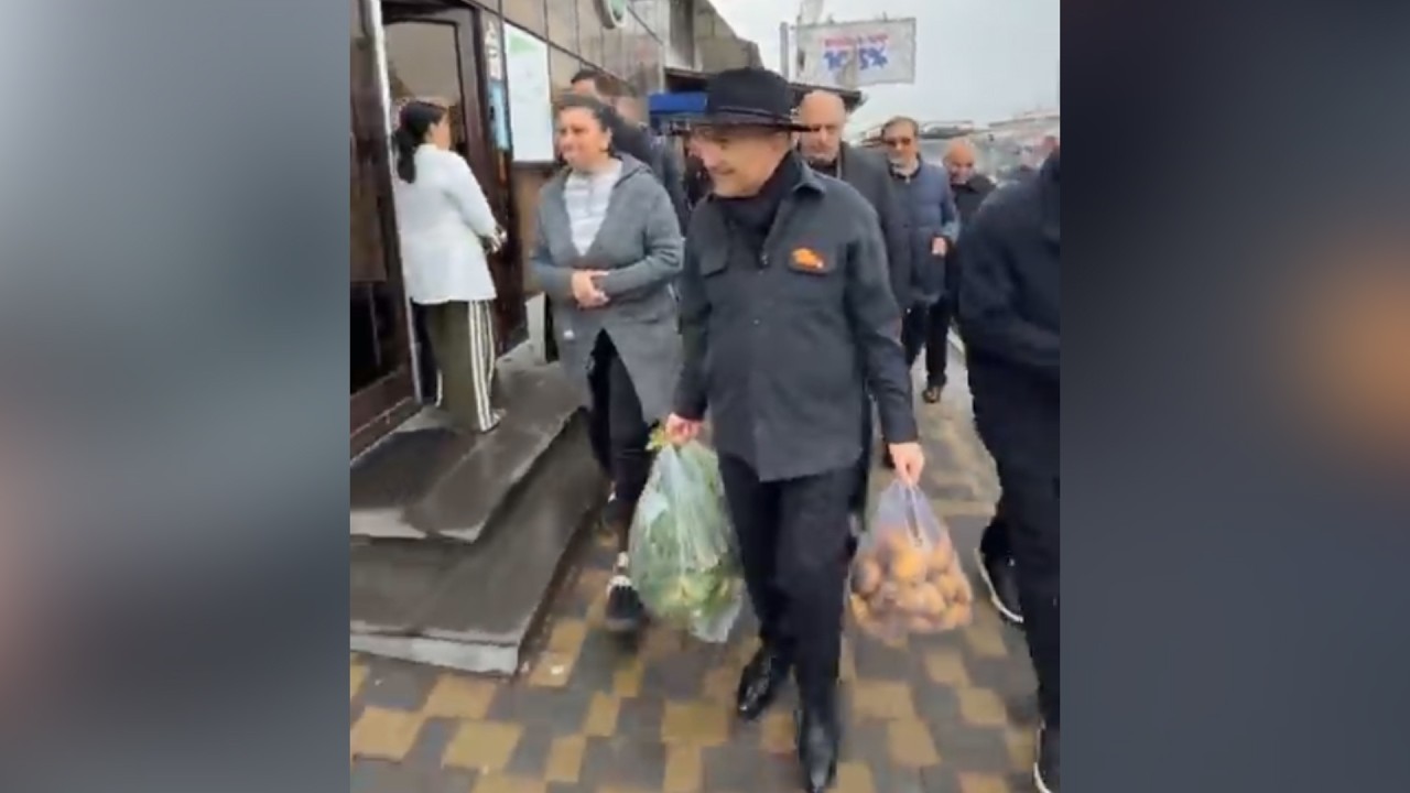 «Էս ո՞ւր եք տանում, տվեք օգնեմ».  Փաշինյանն Աշտարակում օգնեց կնոջն առևտուրը տուն հասցնել