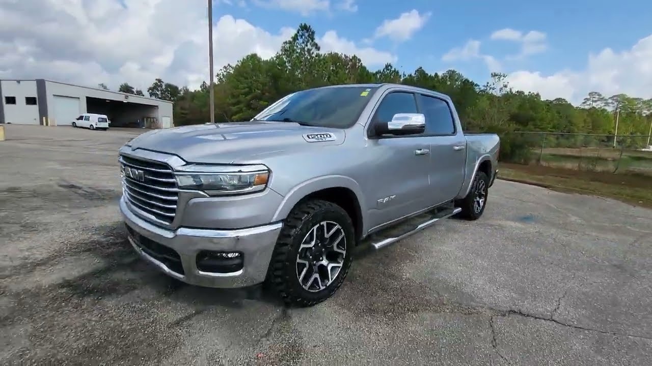 Серебристый металлик, прозрачный лак, 2025 Ram 1500 Laramie 4WD G5921