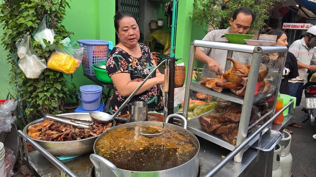 Xe mì vịt quay của bà trùm Lệ Chép Sài Gòn mỗi ngày một đông, góc tư đùi rất ngon